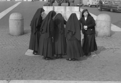 Attraversando Piazza San Pietro